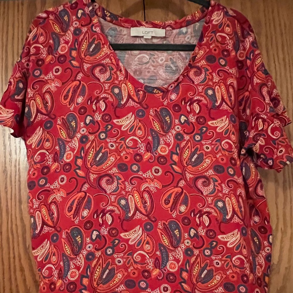 LOFT red paisley short-sleeve top! Fun, paisley pattern! NWOT! Size M